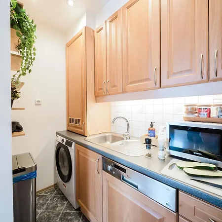 Апартаменты Days - Maisonette Retreat With Terrace, Ac And Tv Tower View Прага